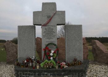Pomnik upamiętniający ofiary zbrodni w Hucie Pieniackiej