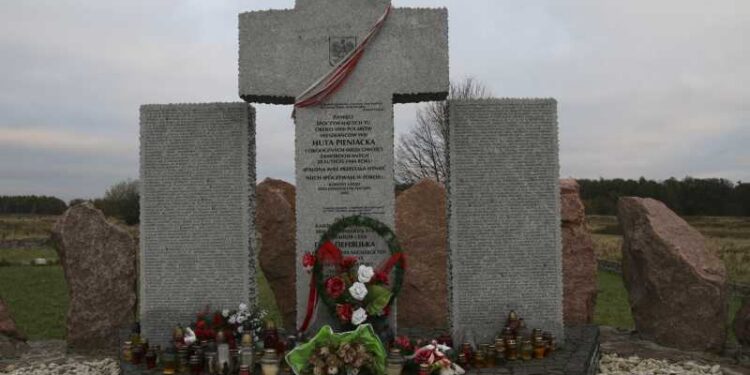 Pomnik upamiętniający ofiary zbrodni w Hucie Pieniackiej